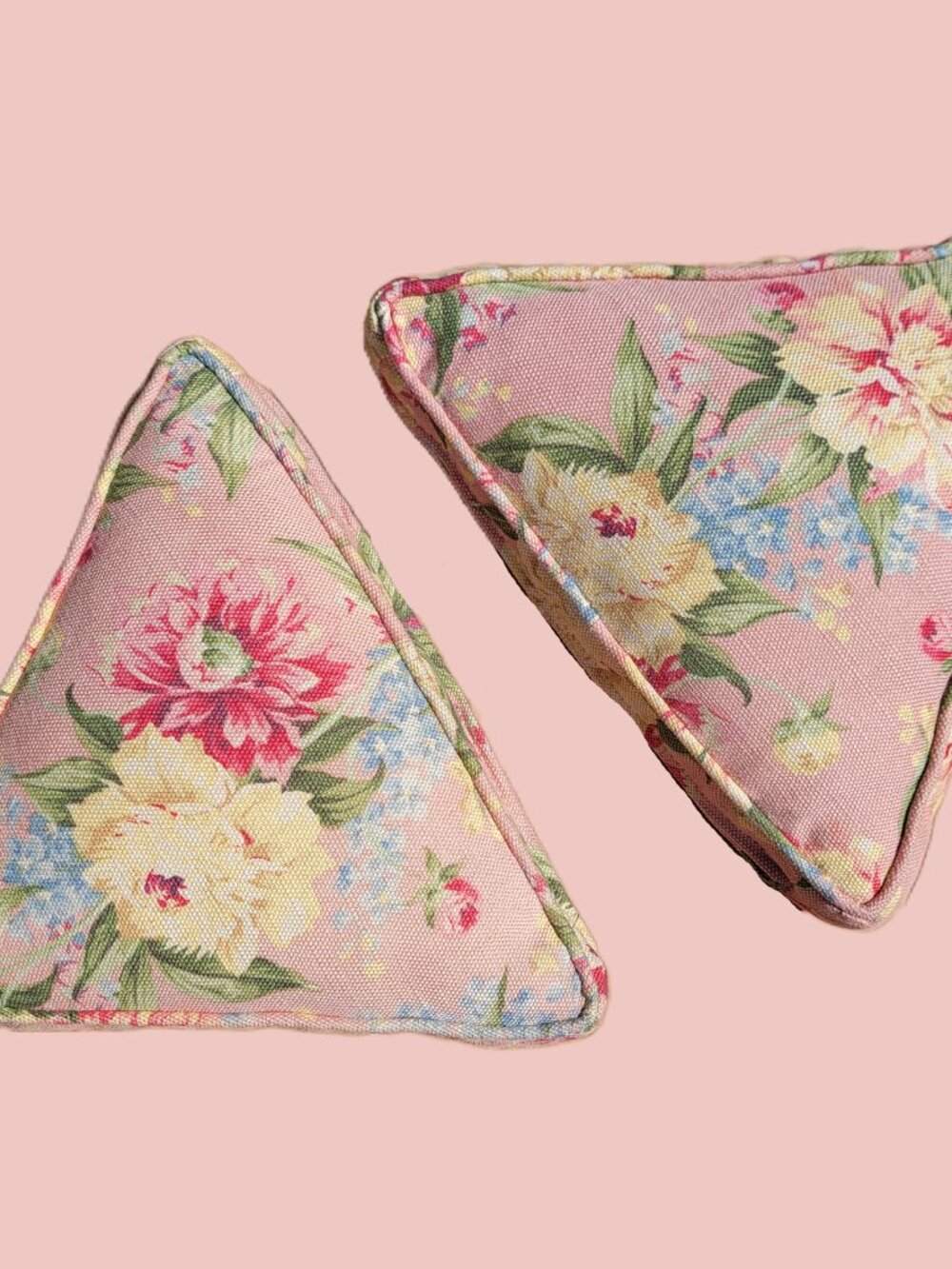 ▾🌻₊˚ vintage floral triangle throw pillows ˚.🌷▴ - Picture 4 of 5